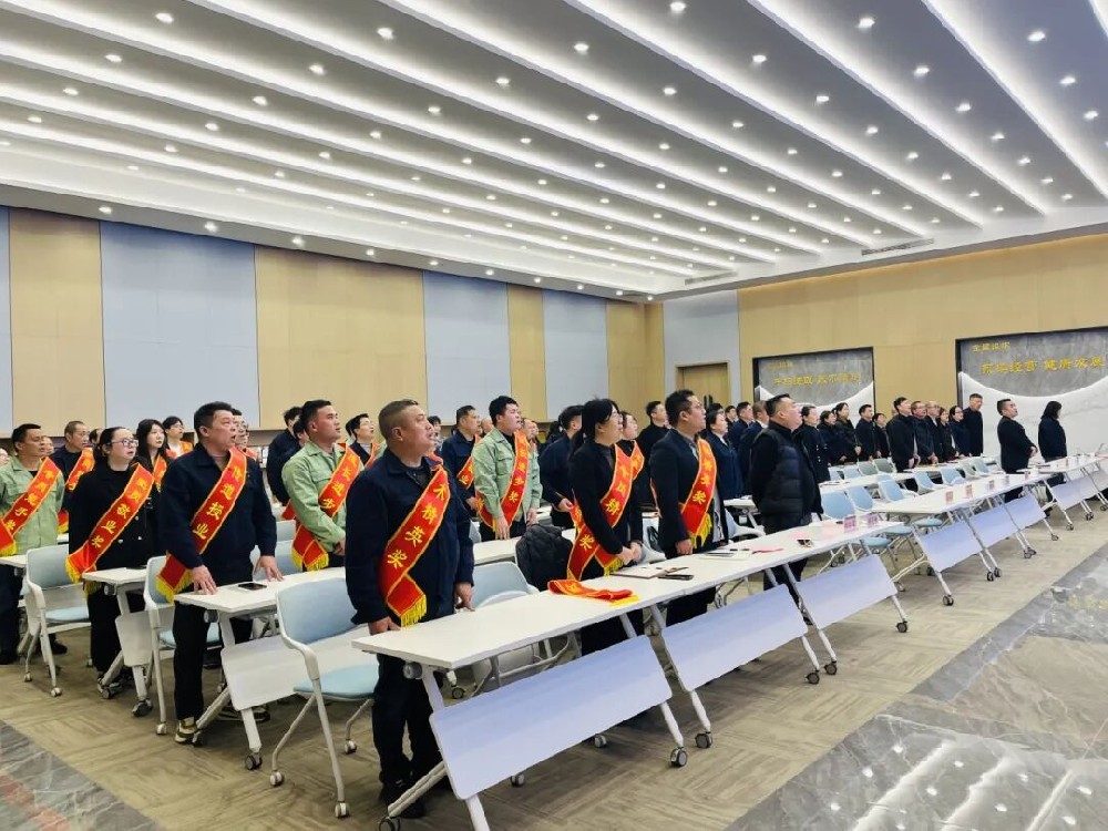 致敬奋斗者 聚力新征程｜尊龙凯时（Z6）中国科技有限公司-官方网站
集团召开2025年度表彰大会暨新年工作会议